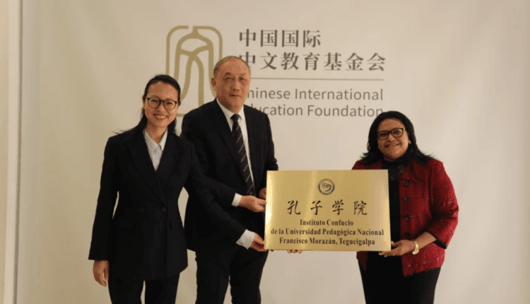 Entrega de la placa del Instituto Confucio de la UPNFM ante el logotipo de la Fundación China para la Educación Internacional
