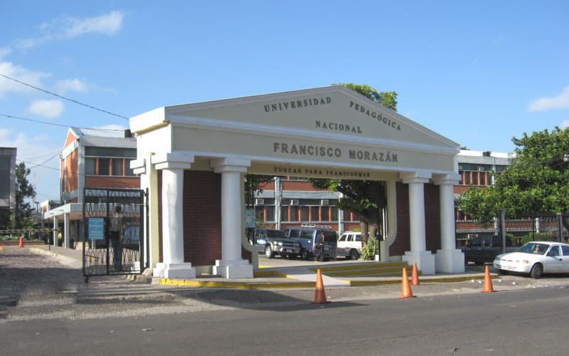 Entrada principal de la Universidad Pedagógica Nacional Francisco Morazán, en Tegucigalpa